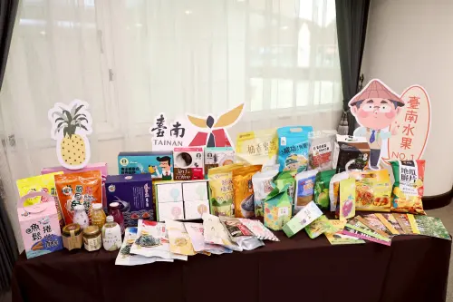 ▲MOU簽署現場布置了台南東山咖啡、虱目魚鬆捲心酥、地瓜脆片等農特產品。（圖／南市府提供）