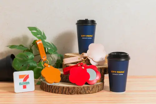 ▲7-11單筆購買CITY PRIMA滿200元送一個（朱紅、櫻粉、金棕），「獻給媽媽花朵」吊飾鑰匙圈。（圖／7-11提供）