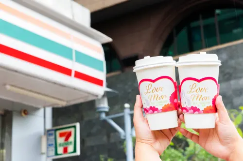 ▲7-11母親節檔期優惠，特選美式、特選拿鐵買5送5。（圖／7-11提供）