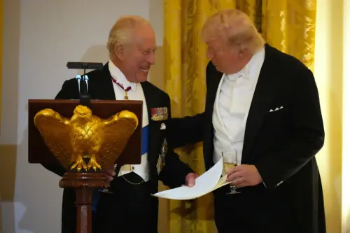 ▲英國國王查爾斯三世赴美國進行國是訪問，在白宮晚宴上與美國總統川普交談。（圖／美聯社／達志影像）