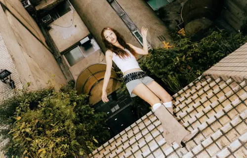 ▲YTR金針菇推出新單曲〈阿金價〉，特別請來曾操刀Energy熱門單曲〈星期五晚上〉的金牌製作人Oliver Kim親自坐鎮，將她在台灣多年的生活觀察化作幽默的生存指南，她也從甜妹變身辣妹大跳洗腦舞。（圖／PressPlay提供）