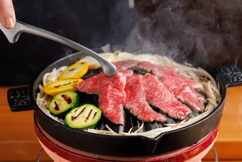 ▲豊漁餐飲集團推出全新品牌「和庵燒肉株式會社」，以「A5和牛個人燒肉」為核心，最低每人398元能吃到雞腿排套餐，圖為「A5和牛拼盤套餐」售價698元。（圖／豊漁餐飲集團提供）
