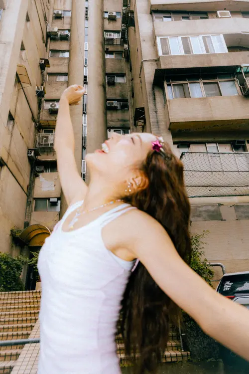 ▲韓國YTR金針菇（如圖）推出新單曲〈阿金價〉，曲風是K-Pop，還有她在台灣生活的心得感觸。（圖／PressPlay提供）