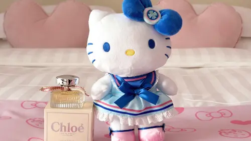 ▲入住「三麗鷗寵愛媽咪計畫」主題房，加贈Hello Kitty水手造型玩偶，以及Chloe光蘊玫瑰女性淡香精30ml。（圖／高雄漢來提供）