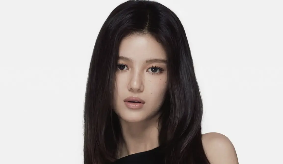 ▲Danielle（如圖）去年底被前公司ADOR退團解約後，公司不但向她求償431億韓元（約新台幣9.2億元）的違約金，還申請假扣押Danielle母親的房產，如今開庭倒數3週，5位律師全體請辭，ADOR被網友懷疑是想使用拖延戰術。（圖／IG@newjeans_official）