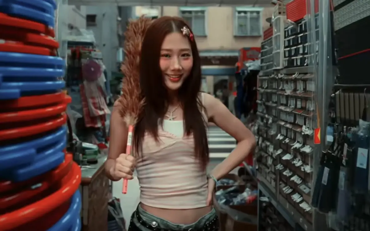 ▲YTR金針菇（如圖）推出新單曲〈阿金價〉，將她在台灣多年的生活體驗唱成歌，像是買早餐時沒被阿姨叫美女、買蛋餅忘了加起司、趕路時等紅綠燈竟然要99秒，這些在台幽默的生存法則，都成為歌曲內容。（圖／PressPlay提供）