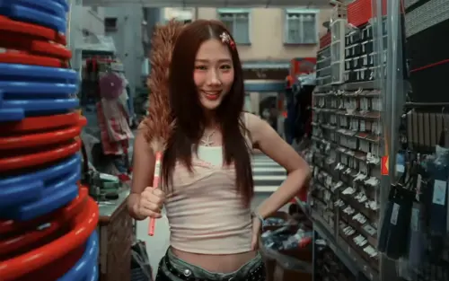 百萬YTR金針菇買早餐沒被阿姨叫美女！崩潰唱成歌　大跳洗腦舞