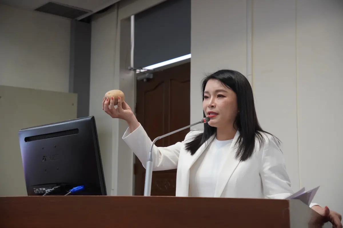 ▲張嘉郡質詢時指出，雲林花生產量占全台近九成，低價美國花生入台將重創在地農民生計。（圖／張嘉郡辦公室提供）