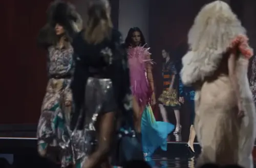 ▲《穿著PRADA的惡魔2》裡的時裝秀場面，現在各種不同體型的模特兒都入鏡，不再只有瘦模。（圖／摘自 二十世紀影業 YT）