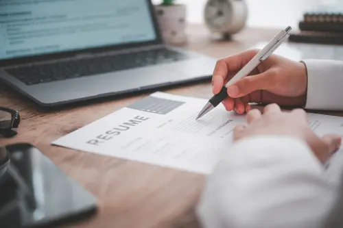 ▲104人力銀行發布《年輕人就業技能白皮書》指出，新鮮人正深陷三大學用斷崖（圖／育成計畫提供）