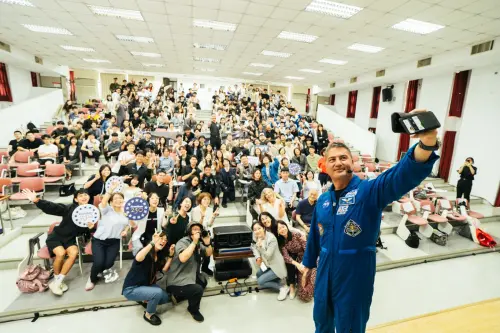 Lindgren takes a selfie with Taiwanese youths. (AIT)