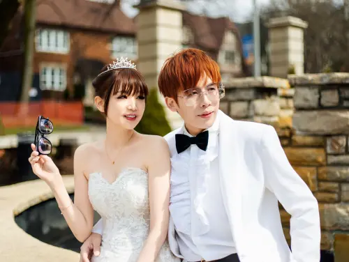 ▲陳昶均（右）去年底完成人生大事，近期帶太太衣袖（左）到加拿大拍攝婚紗照，享受兩人世界。（圖／欣代唱片提供）