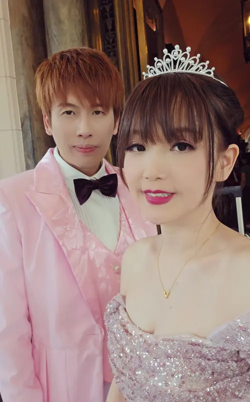 ▲陳昶均（後）帶太太衣袖（前）到他求學的加拿大多倫多拍婚紗照和補辦婚宴。（圖／欣代唱片提供）