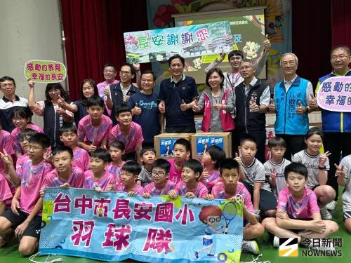 ▲何昱奇攜手議員黃馨慧前往長安國小，捐贈1800顆羽球挺基層運動發展。（圖／記者金武鳳攝，2026.4.29)