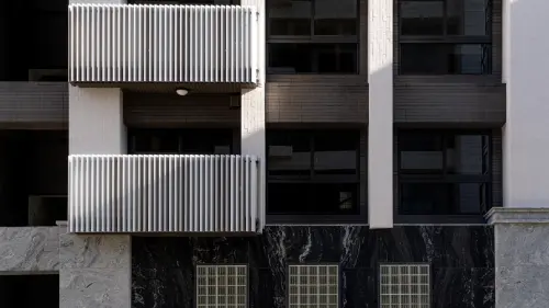 ▲建築與自然的細膩對話！透過格柵與深陽台的層次堆疊，邀請風與光在此作客。（圖／業者提供）