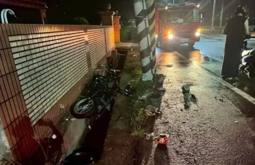 ▲ 嘉義民雄24日凌晨4時許發生車禍，張姓男大生騎機車載女同學行經大學路二段時疑自摔失控，連人帶車墜入路旁排水溝。警消到場將2人送醫，張男傷重不治。（圖／翻攝畫面）