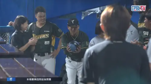 影／台鋼休息室成保齡球道！洪一中、路易士試身手　坎南一球全倒