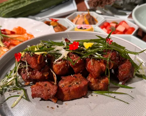 ▲ 醬香梅菜鑲排骨選用優質豬肋排，搭配手工梅干菜細火燉煮，梅菜鹹香與肉汁交融，一吃上癮。（圖／業者提供）