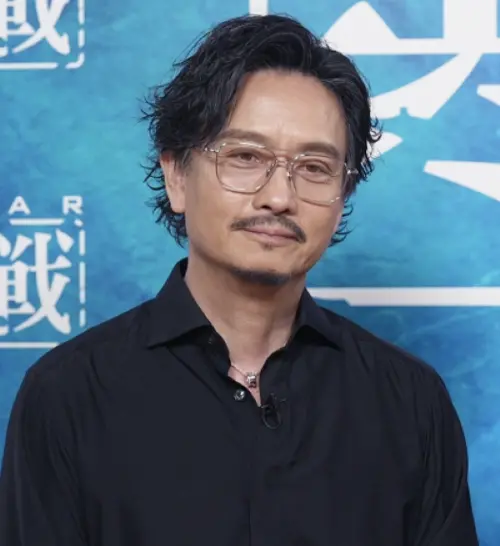 ▲金馬影帝謝君豪（如圖）在《寒戰1994》演香港首富，片中有要打兒子吳慷仁6個巴掌的場面，兩人都知道要來真的，吳慷仁被打到臉腫。（圖／截圖自訪問影片）