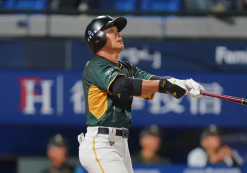 王柏融生涯百轟、800安助攻台鋼雄鷹！5：1退富邦悍將　終止4連敗