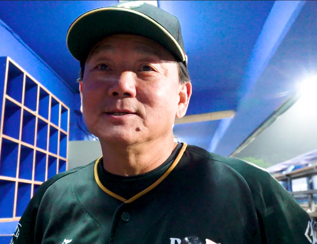 ▲台鋼雄鷹總教練洪一中賽前在休息室打起保齡球，與選手同樂，影片在網路爆紅，他笑說自己現在只剩下姿勢。（圖／記者陳云茹攝,2026.4.29）