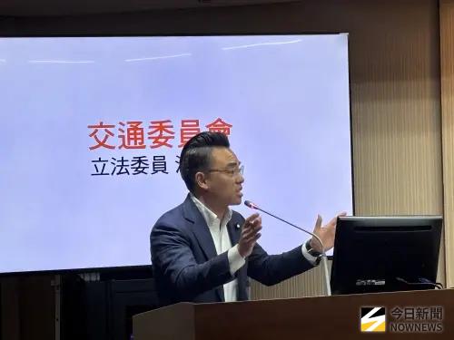▲立委洪孟楷今日在立法院交通委員會質詢時關切台鐵招商案。（圖／記者李青縈攝）