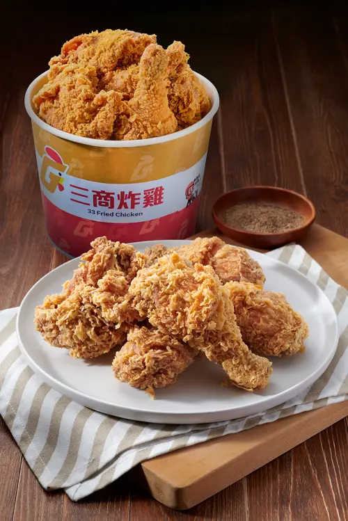 ▲三商炸雞「6隻酷樂雞腿桶＋6塊炸雞」內用、外帶特惠價399元，平均每塊炸雞約33元。（圖／三商炸雞提供）