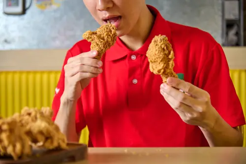 ▲三商炸雞勞動節提供翅腿買一送一與分享桶餐折扣，並加碼會員點數回饋。（圖／三商炸雞提供）