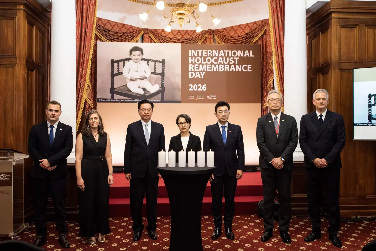 ▲2026年國際猶太大屠殺紀念日活動，副總統蕭美琴（中）與國安會秘書長吳釗燮（左3）、立法院副院長江啟臣（右3）、以色列駐台代表游瑪雅（Maya Yaron）（左2）、德國在台協會處長狄嘉信（Karsten Tietz）（右）及外交部政務次長吳志中（右2）一同出席。（圖／取自駐台北以色列經濟文化辦事處臉書）