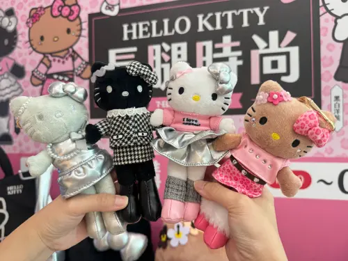▲長腿KITTY 15cm絨毛吊飾數量有限，換完為止，贈品兌換時間至2026年6月3日止。（圖／記者鍾怡婷攝）