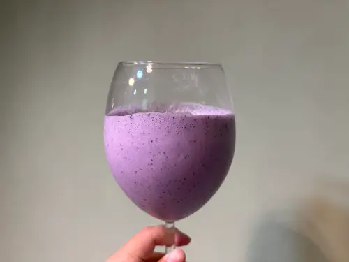 ▲營養師破解「藍莓配牛奶」迷思！專家指點只要適量飲用，兩者結合並不影響健康。這杯色澤夢幻、口感宛如頂級冰棒的藍莓牛奶，將是今夏最受歡迎的自製健康飲品。（圖／記者徐銘穗攝）