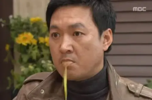 ▲朴東彬在韓劇中搞笑口吐果汁的樣子，還一度被當梗圖瘋傳。（圖／翻攝自MBC）