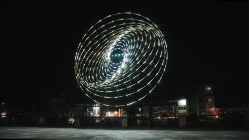 ▲安平運河沿線有許多燈光藝術，圖為「運河織光」。(圖／臺南市政府工務局提供)