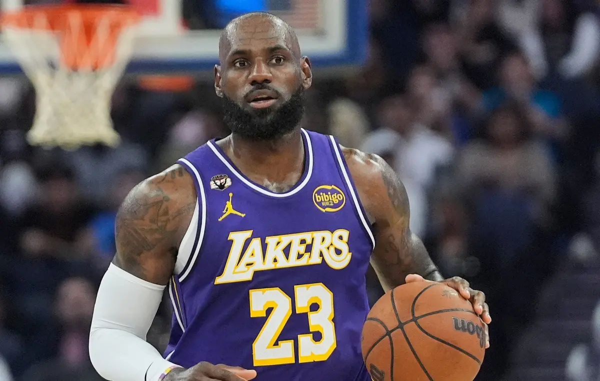 ▲湖人41歲球星詹姆斯（LeBron James）賽前接受《ESPN》訪問時驚曝，過去5年來其實一直帶傷比賽，主因是2020-21球季例行賽對上亞特蘭大老鷹時，腳踝被希爾（Solomon Hill）撞傷，休戰超過20場比賽，一切從那時開始就回不去了。（圖／美聯社／達志影像）