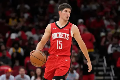 ▲2024年探花郎謝帕德（Reed Sheppard）在比賽最後時刻抄截詹姆斯（LeBron James）後完成扣籃。他在關鍵時刻的冷靜表現，是火箭隊能將系列賽帶回休士頓的最強心臟。（圖／美聯社／達志影像）