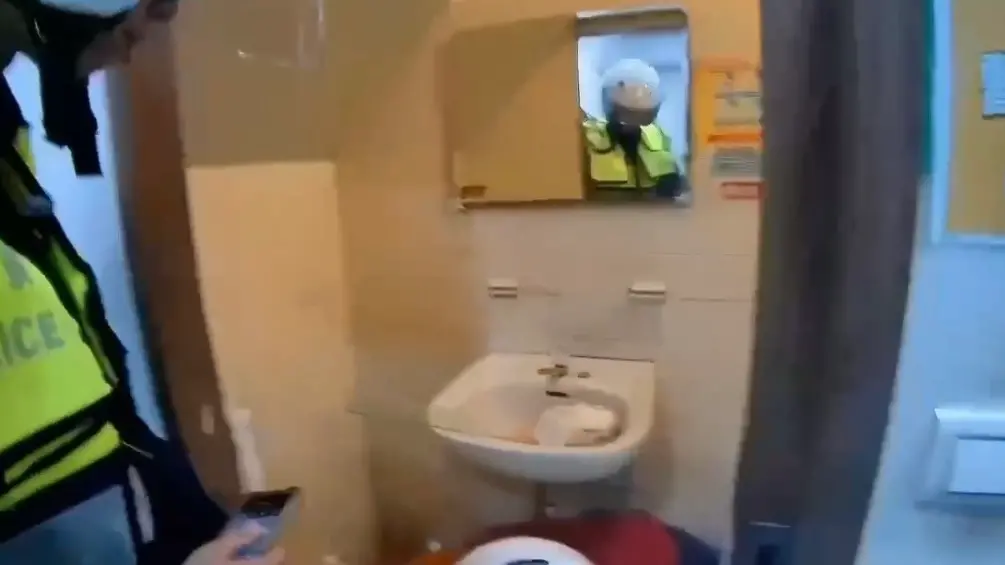 ▲一名36歲的郭姓男子至台北市文山區一間餐廳用餐，期間因毒癮發作躲到廁所內吸毒倒地。（圖／警方提供）