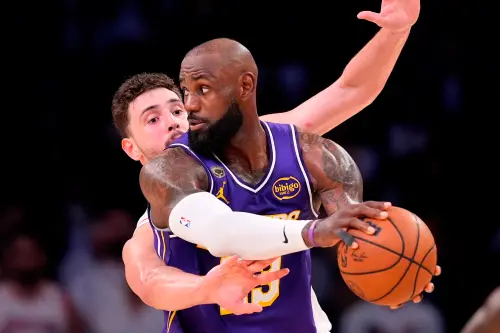 ▲詹姆斯（LeBron James）主場關門戰16連勝的紀錄破滅，湖人隊正承受著被火箭隊死咬不放的巨大歷史壓力。（圖／美聯社／達志影像）