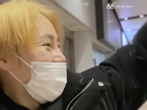 ▲Wanna One成員河成雲（如圖）飛往北京，看到賴冠霖來接機，一臉喜出望外。（圖／YT@MnetPlus）