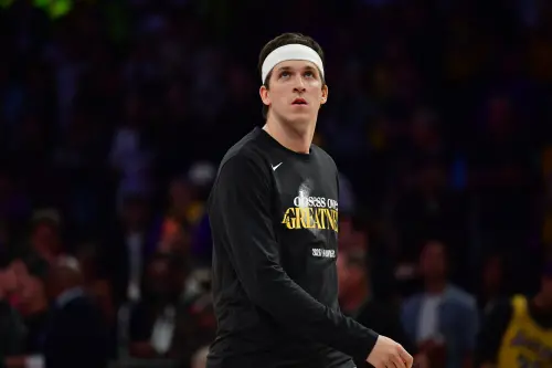 里夫斯自責孤坐板凳！美媒捕捉心碎瞬間　詹皇、湖人教頭急緩頰