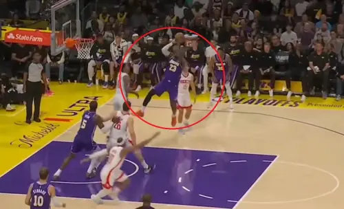 影／詹姆斯神級滯空投籃！對手落地他還在飛　球迷：有吊鋼絲嗎？