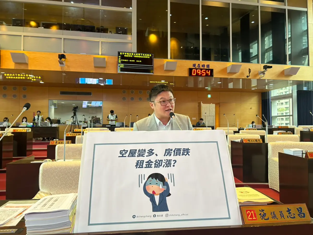 ▲議員施志昌指出，台中房價受中央政策影響呈現下跌，租金卻逆勢狂飆，閒置空屋已突破10萬宅。(圖／柳榮俊攝2026.4.30)