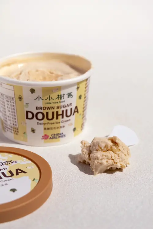 ▲華航攜手米其林綠星與必比登推薦「小小樹食」推出機上最新蛋奶素蔬食餐點，古早味的「黑糖豆花純素冰淇淋」將在限定期間與航點登場。（圖／華航提供）