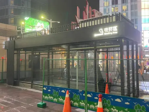 西門町6/1全面禁菸！「超強吸菸室」現身了　遊客拍手：根本德政