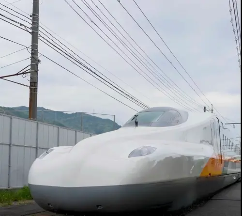 高鐵新車塗裝曝光！董座開箱「鴨嘴獸」外型、笑稱旅客應該很好睡