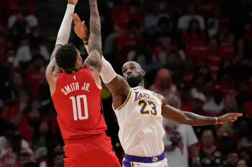 詹皇怒了？直接在鏡頭前噴髒話　火箭史密斯狂言「湖人不是對手」