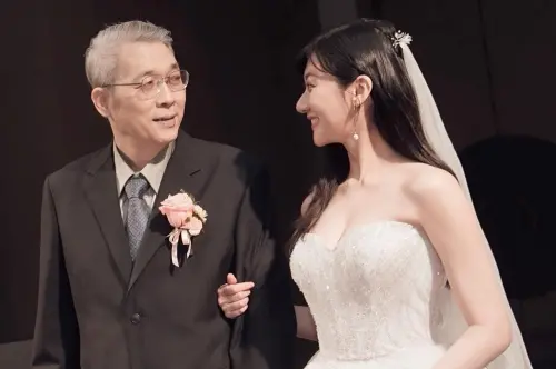 林逸欣名醫父親癌逝！她病床前痛哭拉小提琴：下輩子再當你女兒