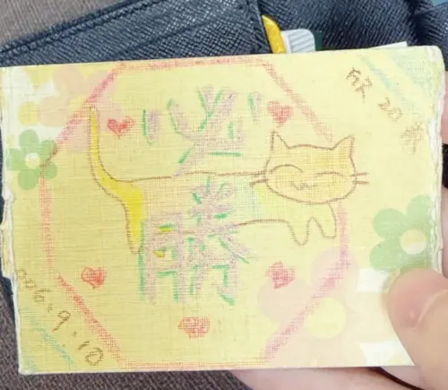 ▲林逸欣在爸爸的遺物中，發現自己20年前手繪送給爸爸的「平安必勝符」。（圖／IG@sharalinmusic）