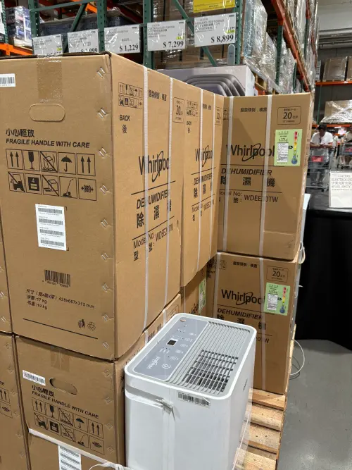 ▲台灣氣候多雨潮濕，除濕機向來是好市多熱銷家電。本周惠而浦 20 公升定頻除濕機祭出隱藏優惠，原價 11,199 元，特價後僅需 8,899 元，現省 2,300 元。（圖／記者徐銘穗攝）