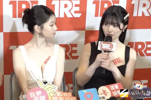 ▲▼瀨戶環奈（左）一發現純白彩永的麥克風被消音，立刻出手救援幫忙換設備。（圖／記者嚴俊強攝）