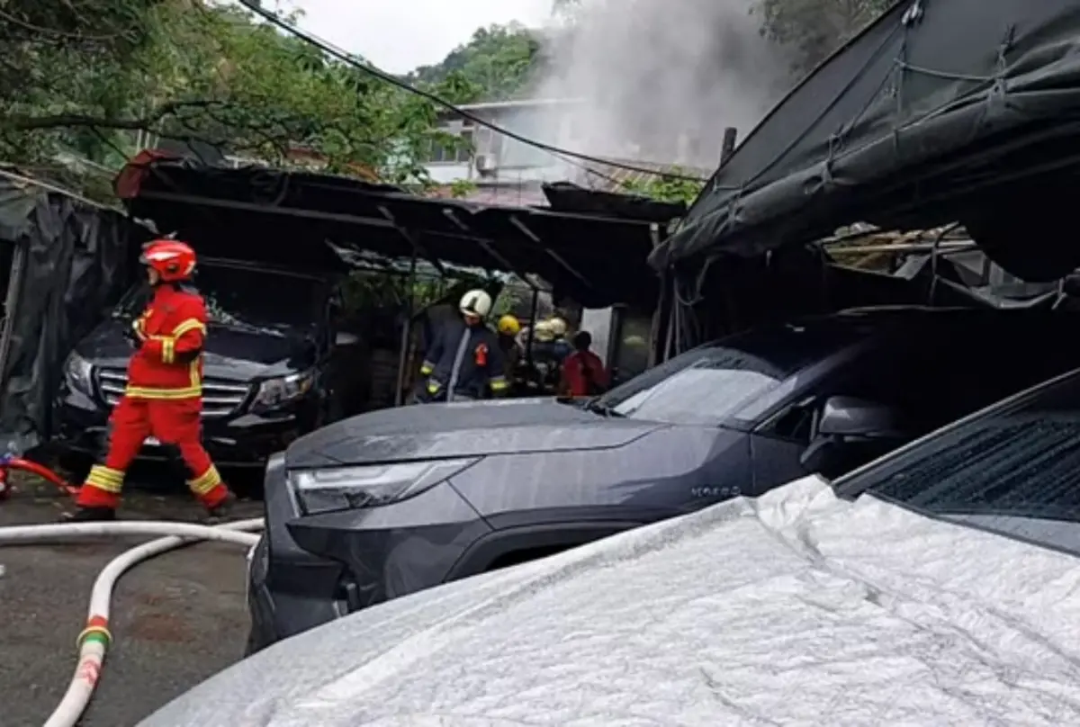 ▲台北市信義區和平東路一處民宅今（30日）下午發生火警，一名男子身體被燒到焦黑、明顯死亡。（圖／翻攝畫面）